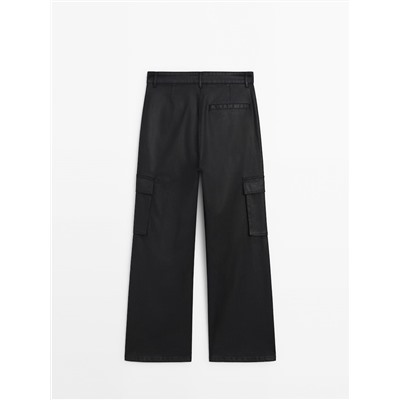 Pantalón cargo encerado