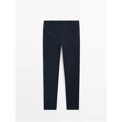 Pantalón chino microsarga tapered fit