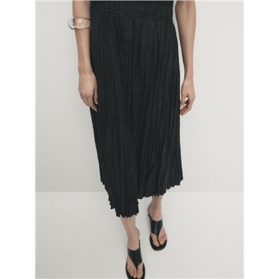 Vestido negro plisado