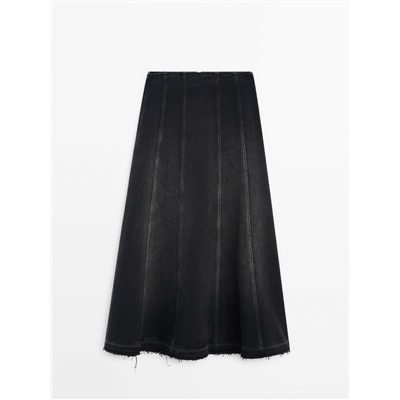 Falda midi vaquera costuras bajo desflecado