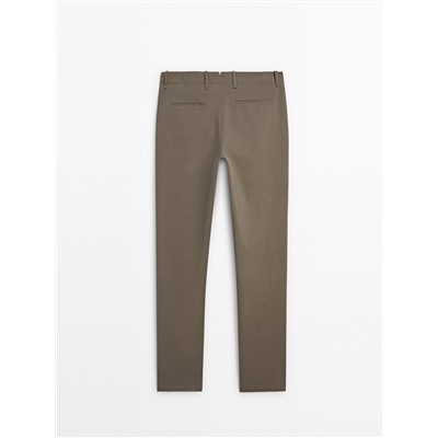 Pantalón chino microestructura slim fit