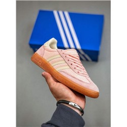 Повседневные кроссовки Adida*s originals Samba Handball Spezial retro имеют простую и изящную форму, придающую людям повседневный стиль одежды, удобны и облегченны в носке, гибки и комфортны для занятий спортом и подходят для повседневной носки.