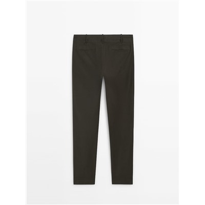 Pantalón chino microsarga tapered fit