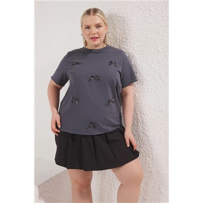 Антрацит лук/лента детальная футболка Basic Fit Big Size TBBSS25BF00052