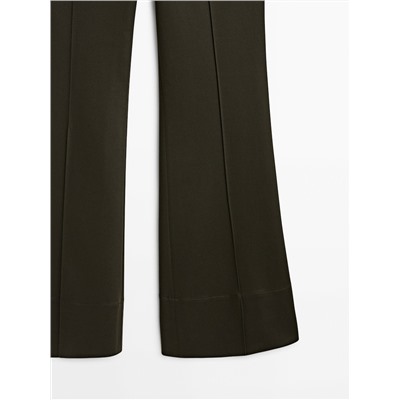 Pantalón flare detalle nervio central