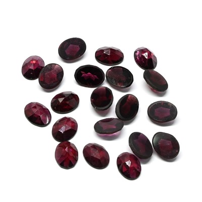 Кабошон из граната овал гр.6*8мм, 1,35ct.