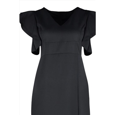 Черное v -neck, сидящее на теле с ткаными руками рюша