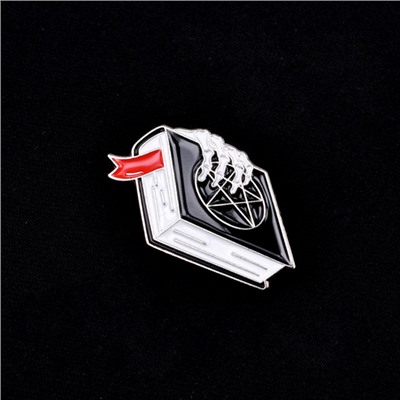 ZN125 Значок Книга, пентаграмма и рука скелета, 2х3см