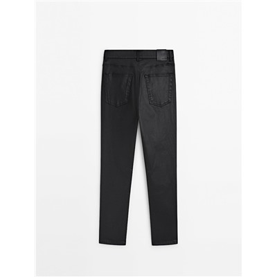 Pantalón coated tiro alto corte recto
