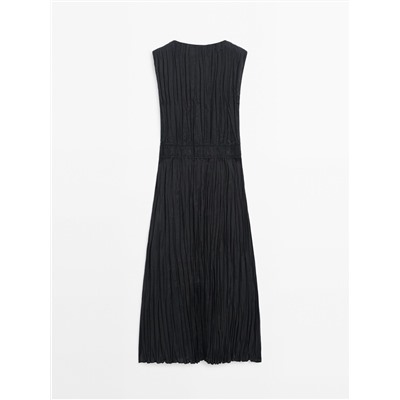 Vestido negro plisado