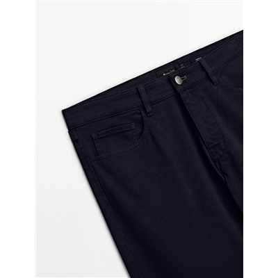 Pantalón tejanero sarga tapered fit