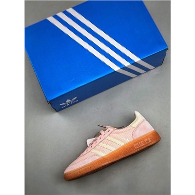 Повседневные кроссовки Adida*s originals Samba Handball Spezial retro имеют простую и изящную форму, придающую людям повседневный стиль одежды, удобны и облегченны в носке, гибки и комфортны для занятий спортом и подходят для повседневной носки.