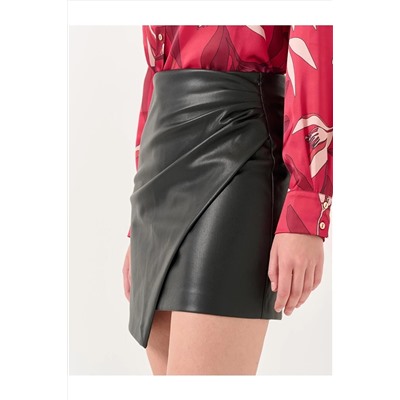 Черная асимметричная мини-юбка узкого кроя из кожи 23WF055003