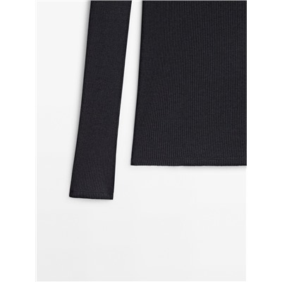 Camiseta canalé entallada cuello alto