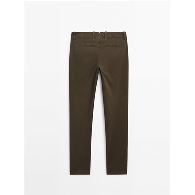 Pantalón estructura slim fit