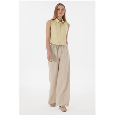 Женщина Open Khaki с коротки