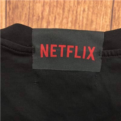 Футболка Diese*l в коллаборации с Netfli*x в честь сериала Бумажный Дом