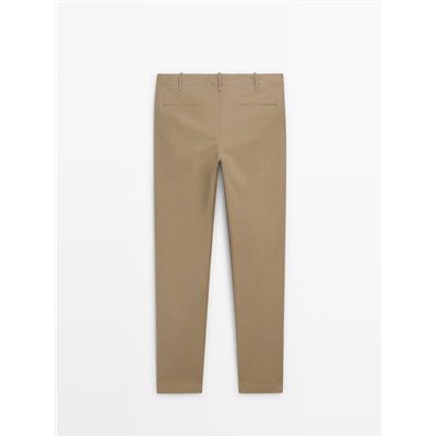 Pantalón chino microsarga tapered fit