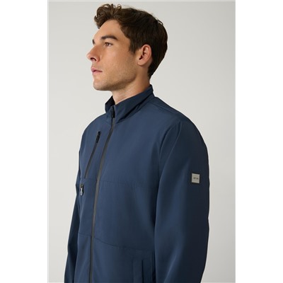 Navy Blue возле файловой накладной на молнии на молнии