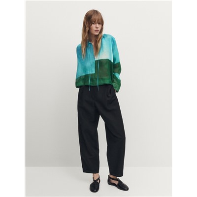 Blusa estampada crop ramio cordones