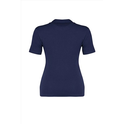 ВМС Blue Polo Yaka, сидящий на теле изношенном блузке TBBSS22BZ0750