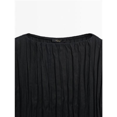 Vestido negro plisado