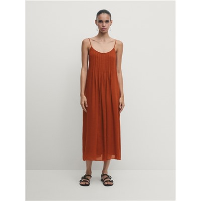 Vestido midi tirantes detalle tablas