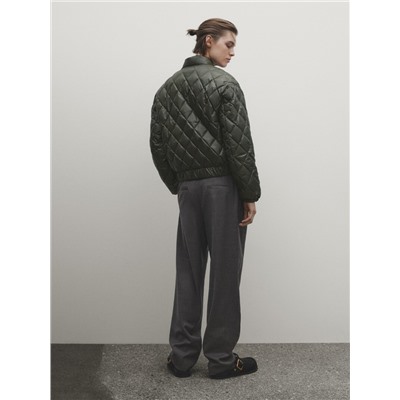 Chaqueta bomber rellena plumón y plumas rombos