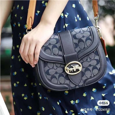 Женская сумка  COAC*H4066 с логотипом Chambra*y GEORG*E, изготовлена из жаккардовой ткани с логотипом и воловьей кожи