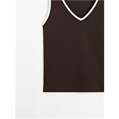 Camiseta canalé contraste cuello pico