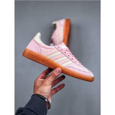 Повседневные кроссовки Adida*s originals Samba Handball Spezial retro имеют простую и изящную форму, придающую людям повседневный стиль одежды, удобны и облегченны в носке, гибки и комфортны для занятий спортом и подходят для повседневной носки.