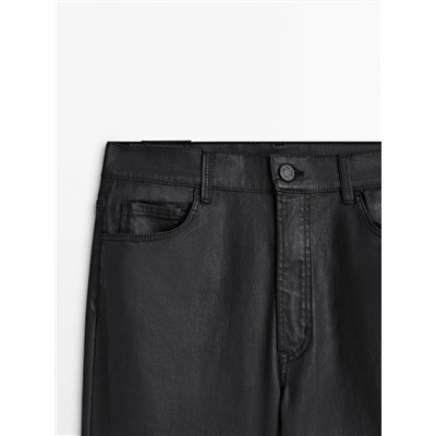 Pantalón coated tiro alto corte recto
