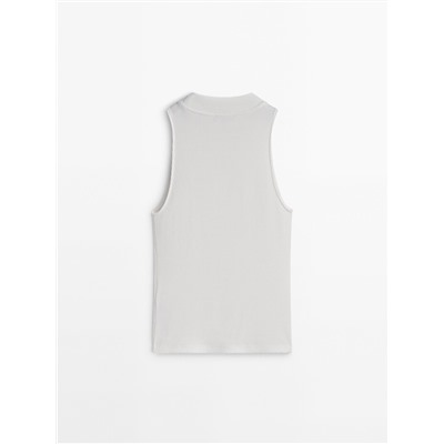 Top halter canalé detalle corte hombro