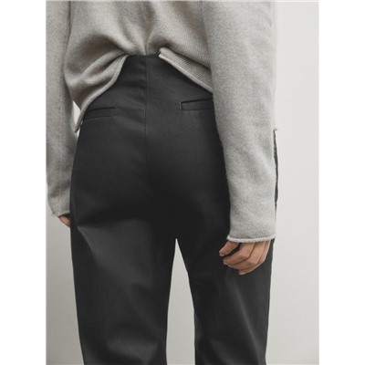 Pantalón encerado detalle costura