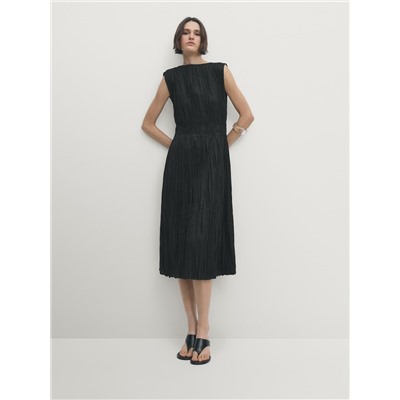 Vestido negro plisado