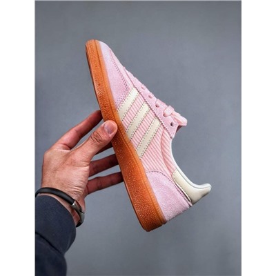 Повседневные кроссовки Adida*s originals Samba Handball Spezial retro имеют простую и изящную форму, придающую людям повседневный стиль одежды, удобны и облегченны в носке, гибки и комфортны для занятий спортом и подходят для повседневной носки.
