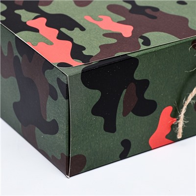 Коробка складная подарочная «Непобедимому» 31×24.5×8 см