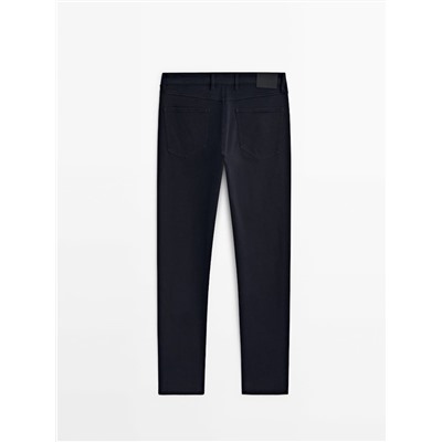 Pantalón tejanero sarga tapered fit