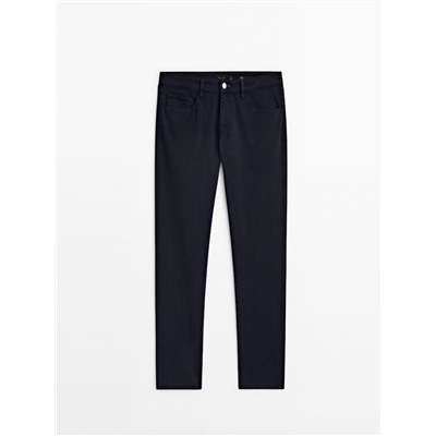 Pantalón tejanero sarga tapered fit