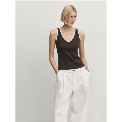 Camiseta canalé contraste cuello pico