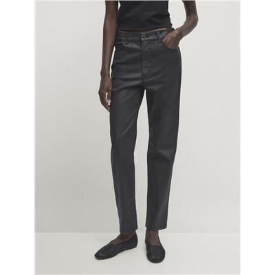Pantalón coated tiro alto corte recto