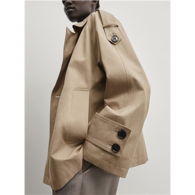 Gabardina corta detalle puño