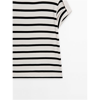 Camiseta rayas canalé detalle hombro abotonado