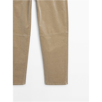 Pantalón micropana slim fit detalle costura