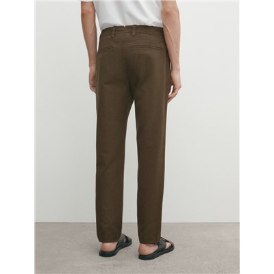 Pantalón estructura slim fit