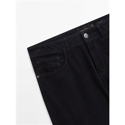 Pantalón tejanero micropana tapered fit