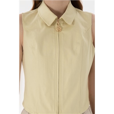 Женщина Open Khaki с коротки