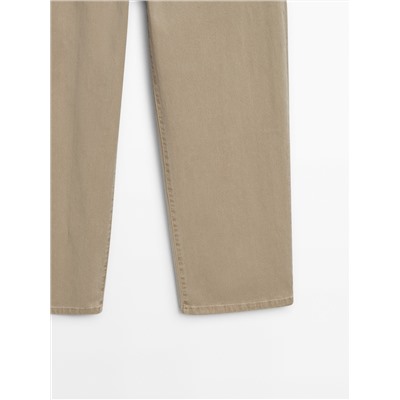 Pantalón tejanero tiro medio relaxed fit