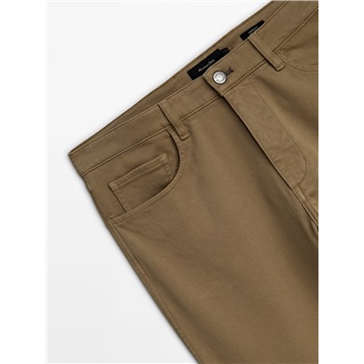 Pantalón tejanero sarga tapered fit