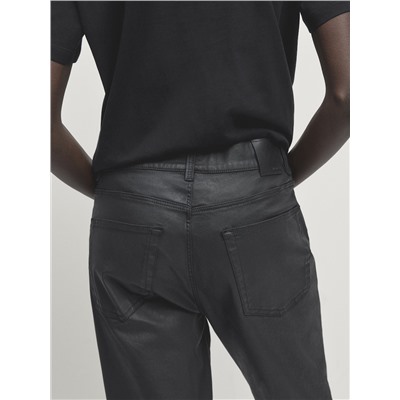 Pantalón coated tiro alto corte recto